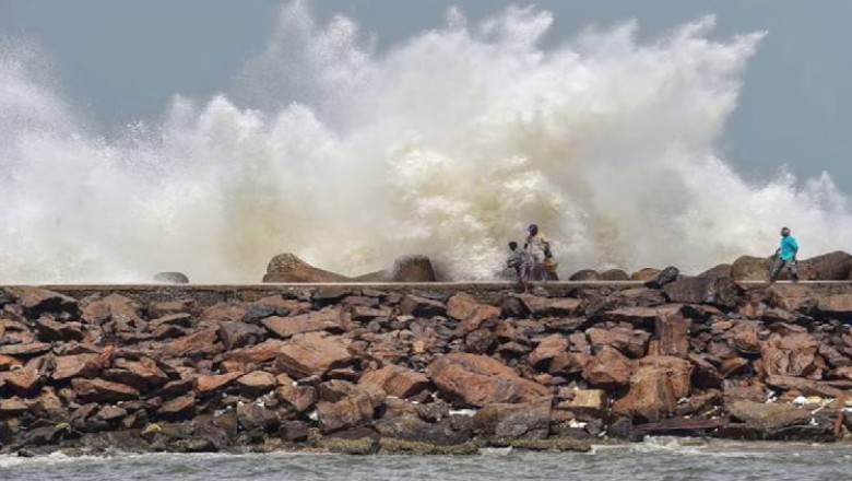 Tens of thousands evacuated as cyclone menaces India and Pakistan