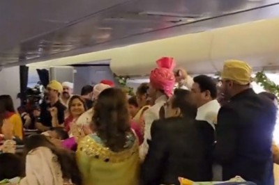 Indian couple ties the knot in mid-flight