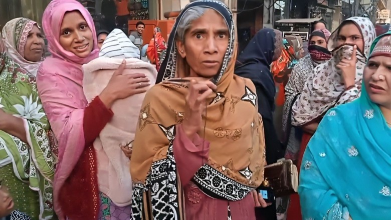 This elderly woman's unique show of support for Nawaz is viral. Watch
