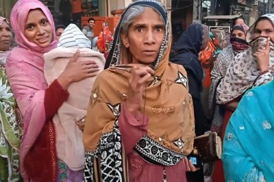 This elderly woman's unique show of support for Nawaz is viral. Watch