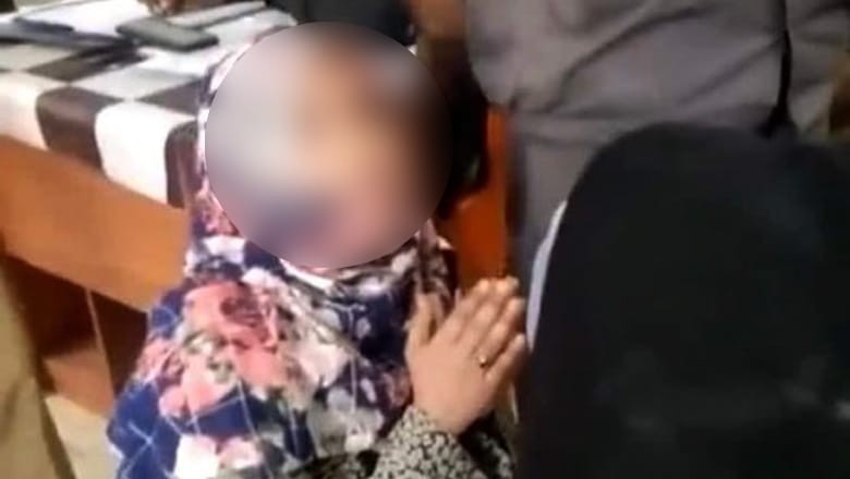 K-Electric staff booked after woman's video of apologising on knees goes viral