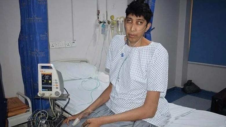 Pakistan's tallest man alive Naseer Soomro needs govt's help in treatment