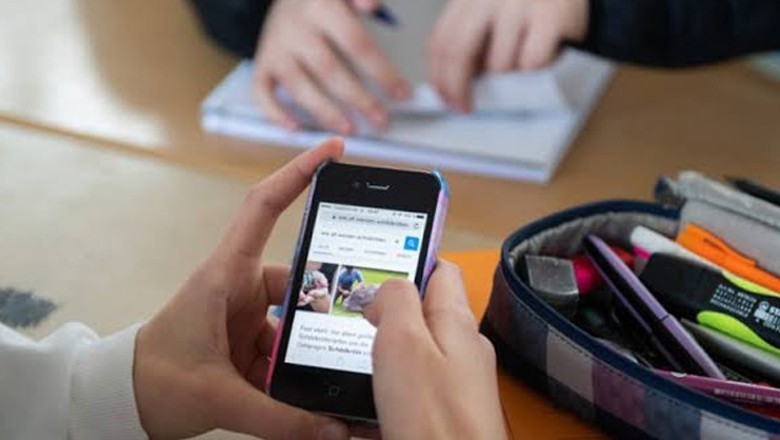 Teachers barred from using mobile phones during school hours in KP