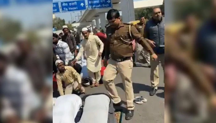 Indian cop beats Muslims offering Friday prayer on Delhi roadside