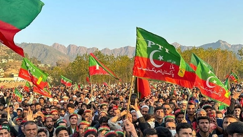 Over 35 mobile phones stolen during PTI rally in Peshawar