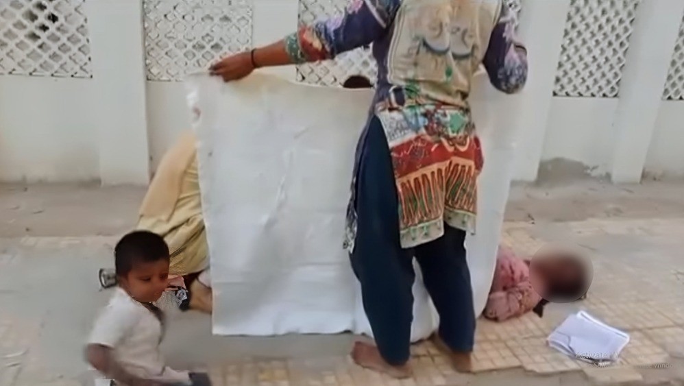 Woman gives birth on road outside Mirpurkhas Civil Hospital