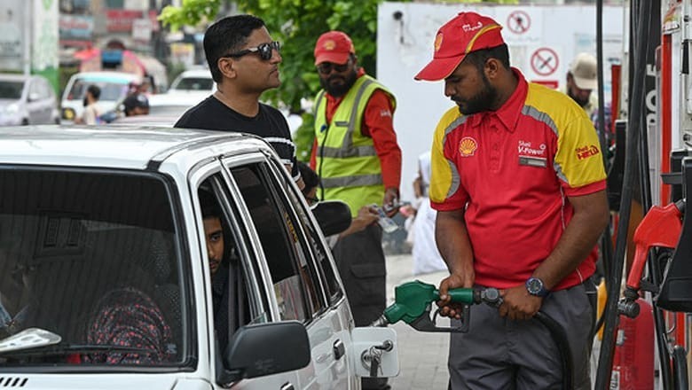 Govt maintains petrol price for next 15 days in Pakistan