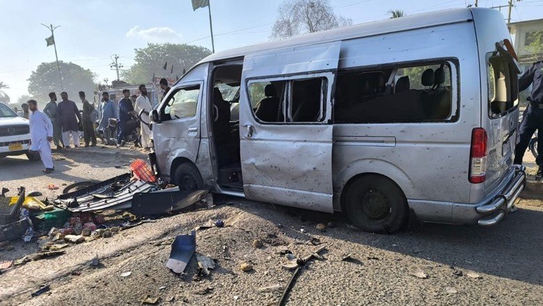 Suicide attackers hit foreign nationals' van in Karachi