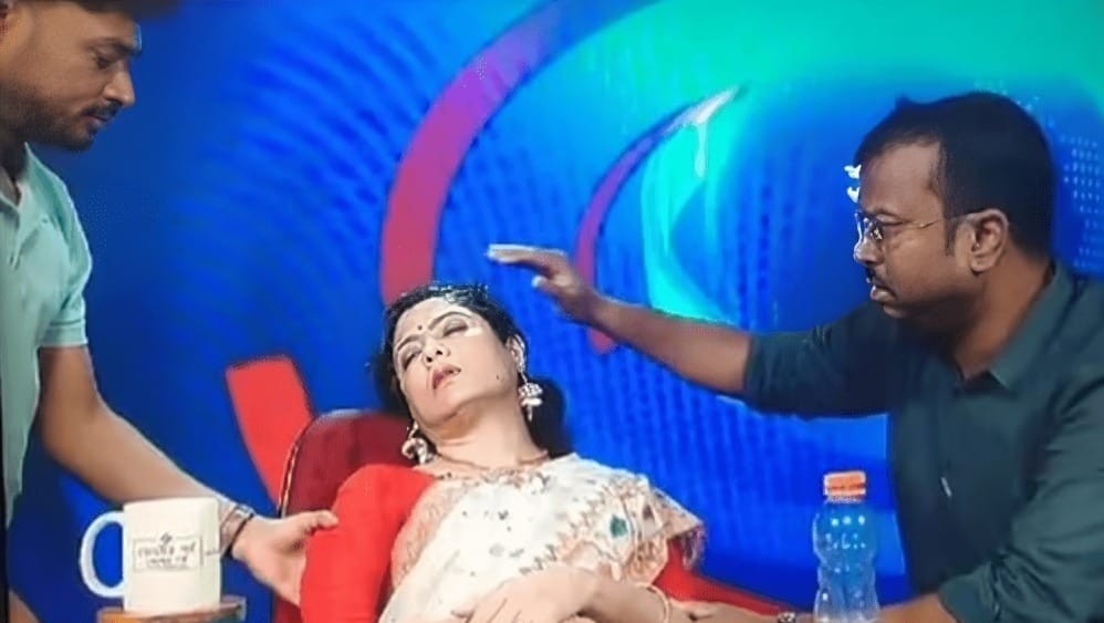 Indian anchor faints during live news reading