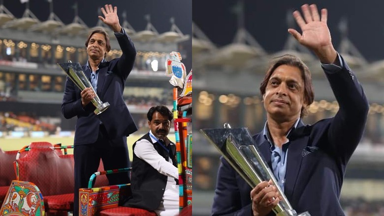 Shoaib Akhtar displays ICC T20 WC trophy in Lahore