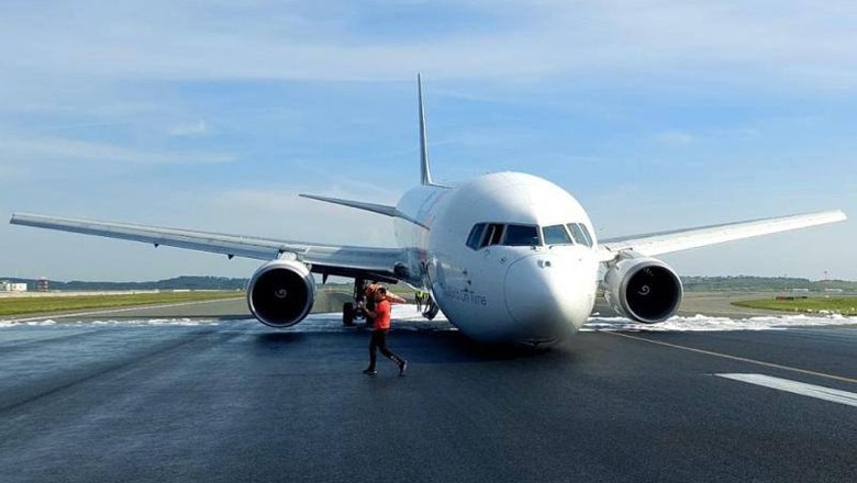 Video: Boeing plane crashes on Istanbul runway after landing gear failure