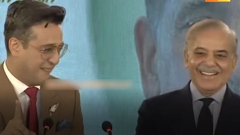 Watch: Shafaat Ali mimics PM Shehbaz in front of him