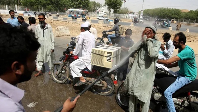 Karachi braves another hot day as 'feels like' temperature hits 50°C
