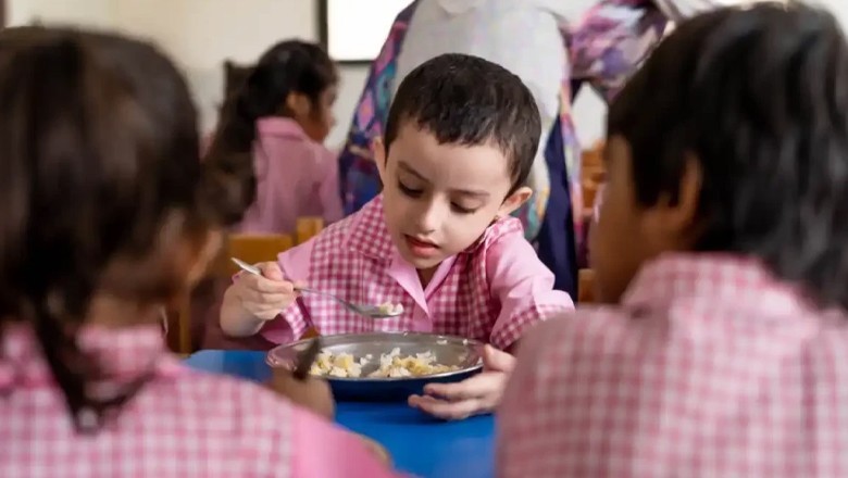 Free medical checkups, breakfast facilities launched for Karachi schools