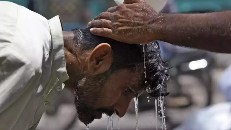 What's the feels-like temperature in Karachi today?