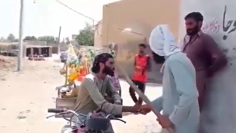 Street vendor manhandled by man for selling 'wigs' in Okara