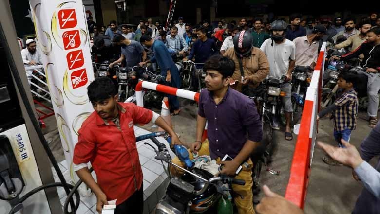 Petrol price likely to reduce by Rs9 per litre ahead of Eid-ul-Adha