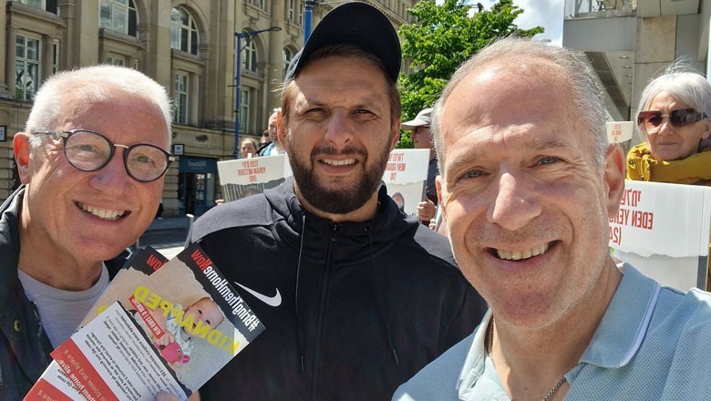 Israeli protesters claim Shahid Afridi himself "approached them for a selfie"