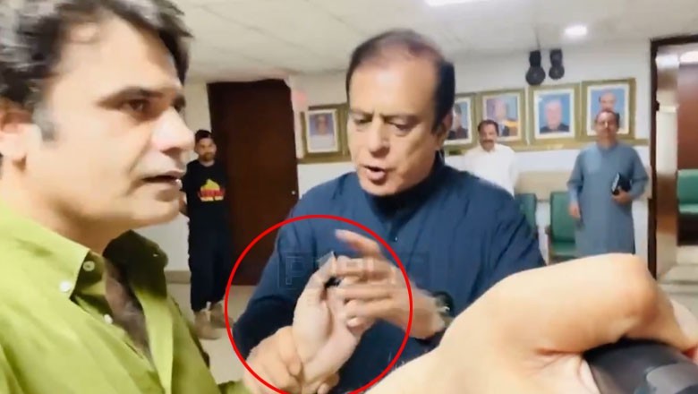 PTI's Shibli Faraz 'misbehaves' with senior journalist Fahad Shehbaz