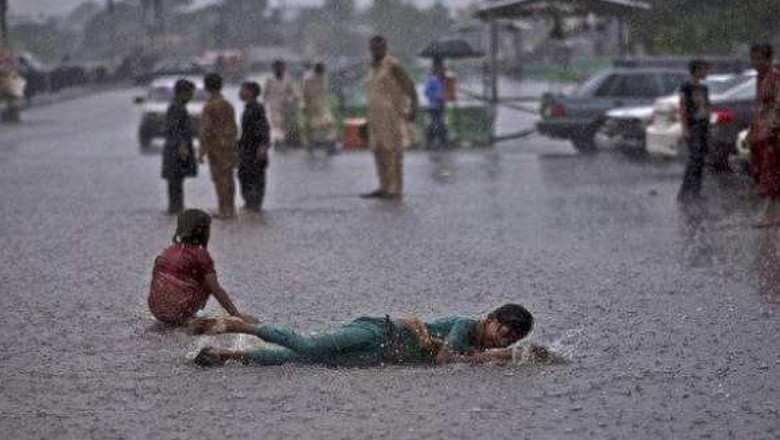 Will Karachi receive heavy rain today?
