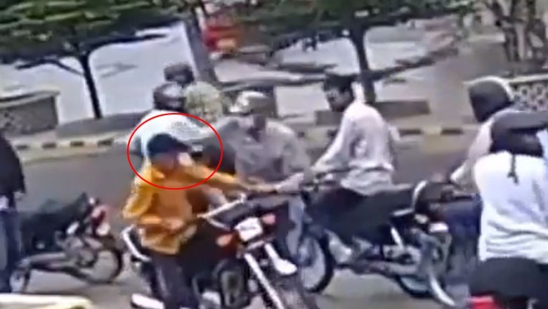 Over half dozen robbers loot motorbike from a youth in Karachi