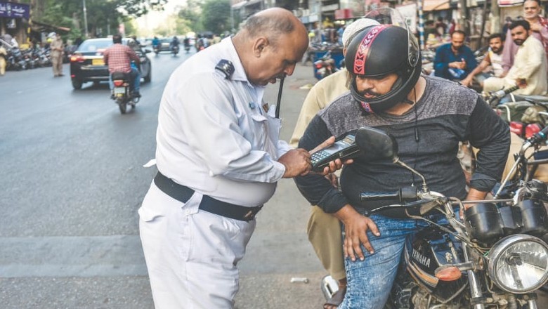 Karachi traffic police issued fine tickets worth 800mln in 2024