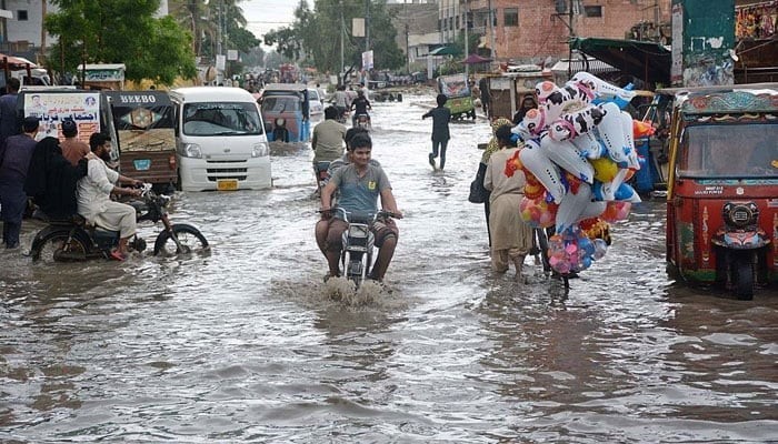 Moderate to heavy rain lashes parts of Karachi