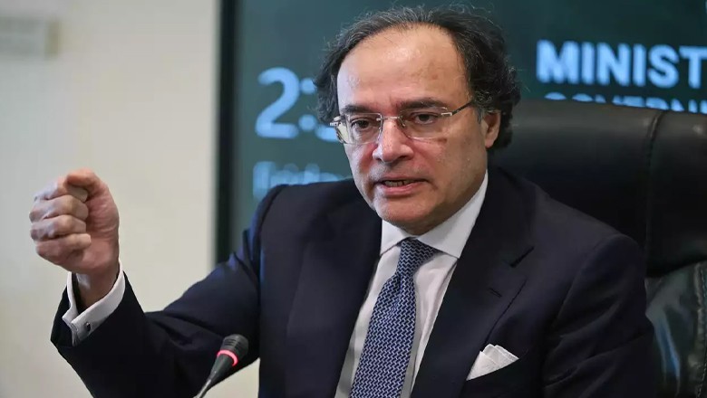 Finance Czar hints at bringing reforms in pension laws