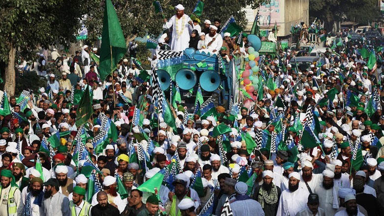 Dawn breaks on Eid Milad-un-Nabi (PBUH) with 31-gun salute in Pakistan