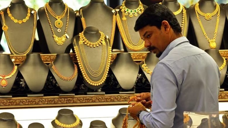 Gold rises Rs1800 per tola in Pakistan