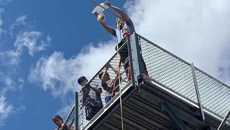 US students set new world record by dropping egg from 83 feet without breaking it