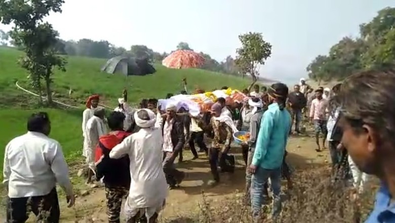 Man organizes item dance and DJ for father’s funeral