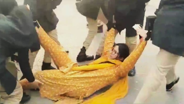 Cops who tortured women demonstrators in Karachi suspended