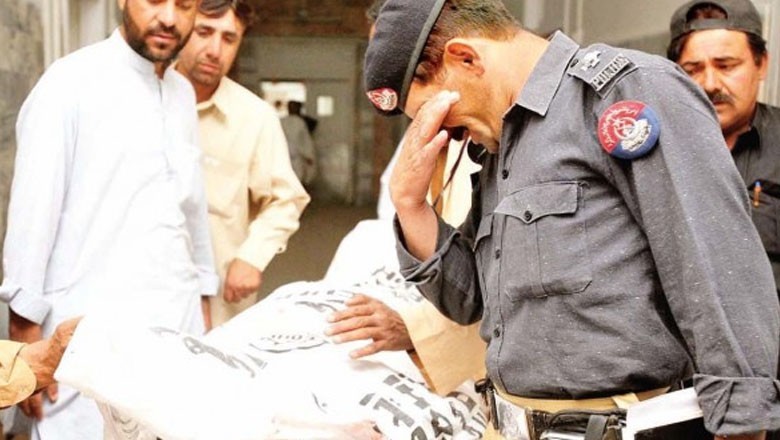 Policeman killed by robbers in Karachi