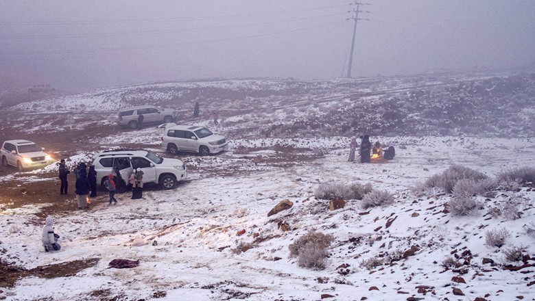 In a first, Saudi Arabian desert receives snowfall