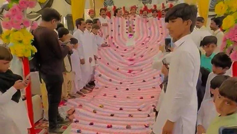 Groom wears 35-foot-long currency garland in Bhakkar