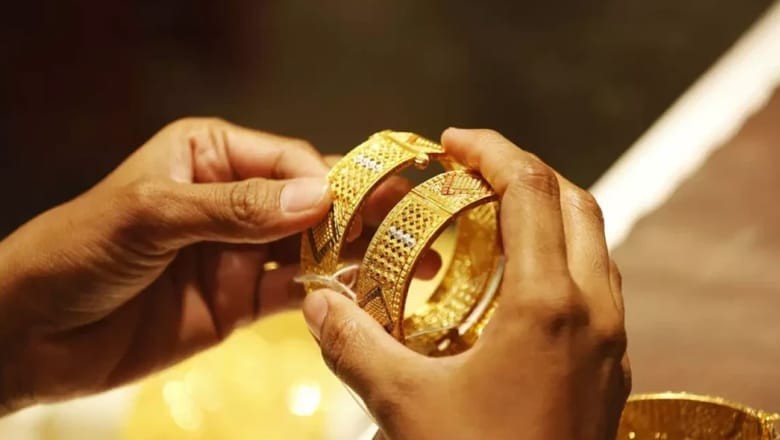 Gold prices record massive drop in Pakistan
