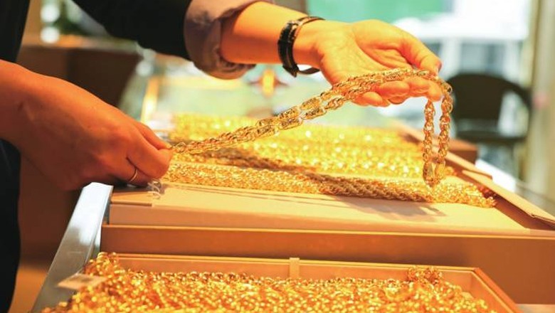 Gold prices rise sharply in global, local Markets