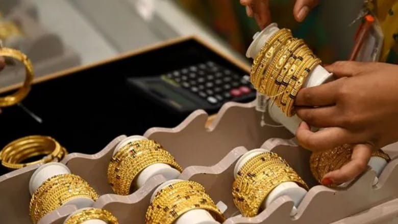 Gold prices climb in Pakistan, globally