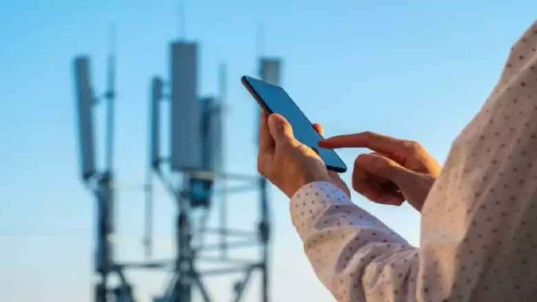 Cellular data services partially suspended in Karachi