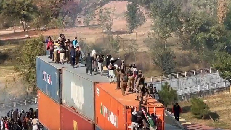 Breaking: PTI protesters reach D Chowk despite shelling, roadblocks