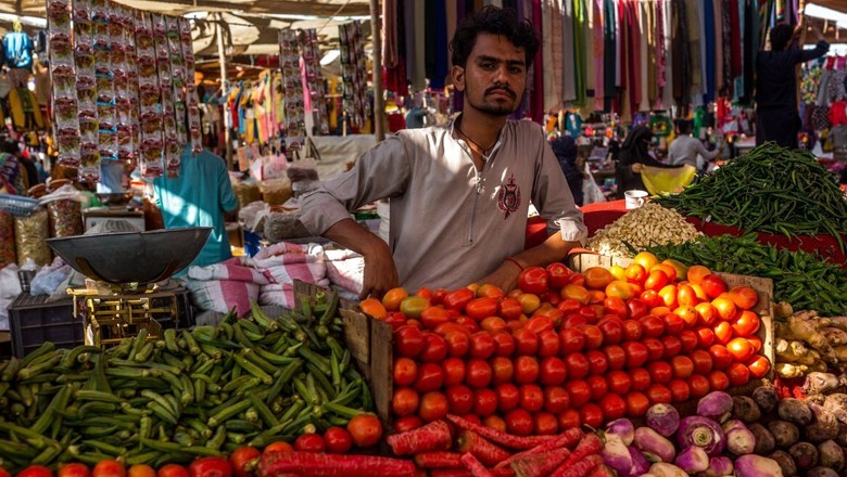 Inflation rate sinks to its lowest level at 4.9% in 6.5 years
