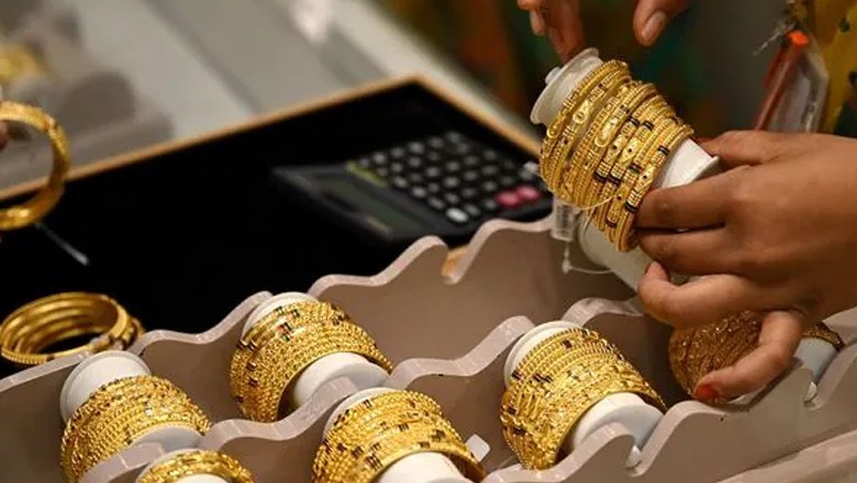 Gold price per tola slashed by Rs1,700