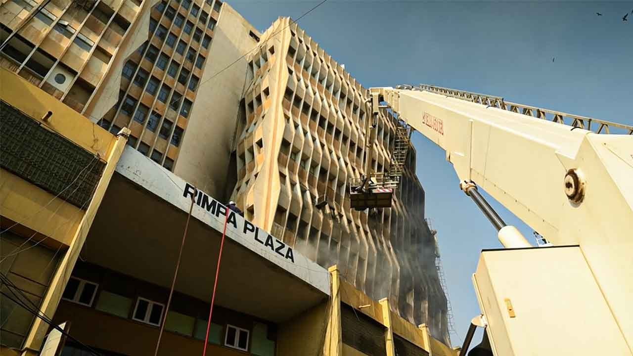 Huge fire erupts at Karachi’s Rimpa Plaza