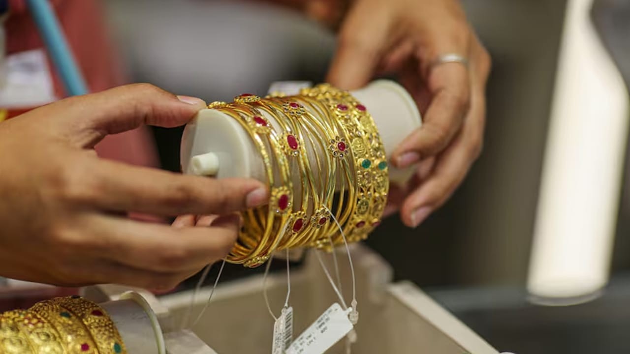 Gold prices remain steady as PSX hits record high