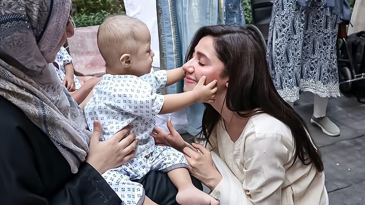 Mahira Khan brings smiles to children battling with cancer