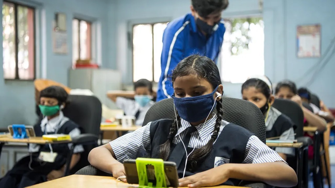 Punjab bans mobile phone use in schools