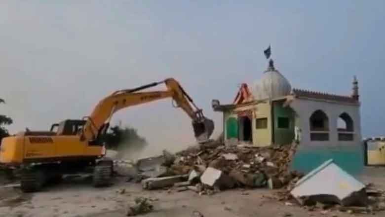 Indian authorities partially raze 185-year-old mosque