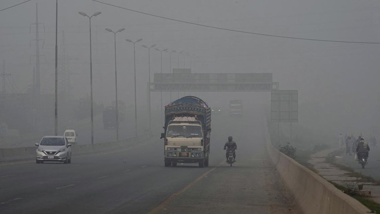 Lahore installs smog clean towers to tackle smog