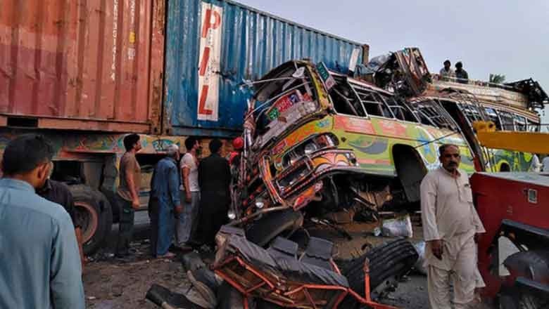 Seven dead in truck and dumper accidents in Karachi over 24 hours